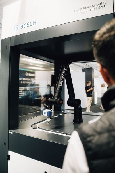 Virtuell absichern, real profitieren: Mit dem Engineering Digital Twin lassen sich Maschinen und Software simulieren, bevor die Anlage physisch gebaut wird. Darauf aufsetzende KI-Agenten optimieren die Modelle kontinuierlich und schaffen so die Datenbasis für eine hocheffiziente Anlagenplanung. (Bild: Bosch)