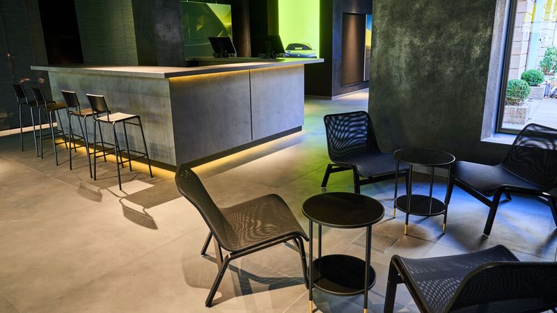 Der Store ist großzügig dimensioniert und lädt die Besucher zum Verweilen ein. (Bild: Monti Luger)