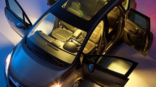 Herzlich willkommen! Mit weit öffnenden Türen kommt der Opel Meriva Familien entgegen. (Foto: Opel)