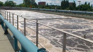 Die biologische Reinigungsstufe von Kläranlagen ist der perfekte Einsatzort für die neue Analyseplattform. Sie überwacht klimaschädliche Gase in den Belebungsbecken und hilft dabei, diese zu reduzieren. (gemeinfrei/Susanne Ott, CC0, via Wikimedia Commons)