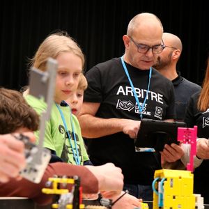 La finale suisse du concours de robotique First Lego League se tiendra le 21 février 2026 au Forum de l'Arc à Moutier.(Source :  Robots-Ju)