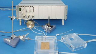 Der Plethysmograph ist ein Lungenfunktionsmesssystem zur Untersuchung der Effekte von broncho-aktiven Substanzen auf die Atemwege.  (Bild: HSE-HA, H.P. Fischer)