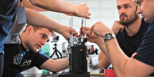 Studierende arbeiten im ETH-Kurs «Embedded Systems» gemeinsam an einem Prototypen und verbinden dabei Hardware mit eigener Programmierung.(Bild:  SAGE / ETH Zürich)