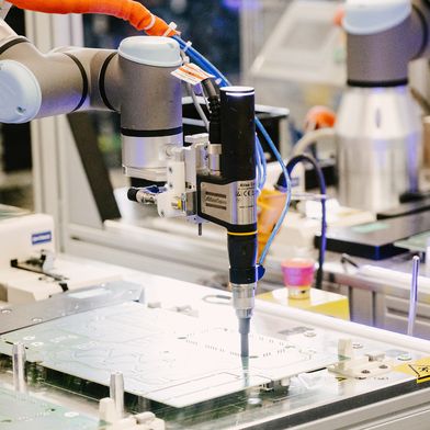 Gerade bei kollaborativen Robotern geht es immer auch um Sicherheit — und die lässt sich nicht an äußerer Ähnlichkeit ablesen. (Bild: Universal Robots)