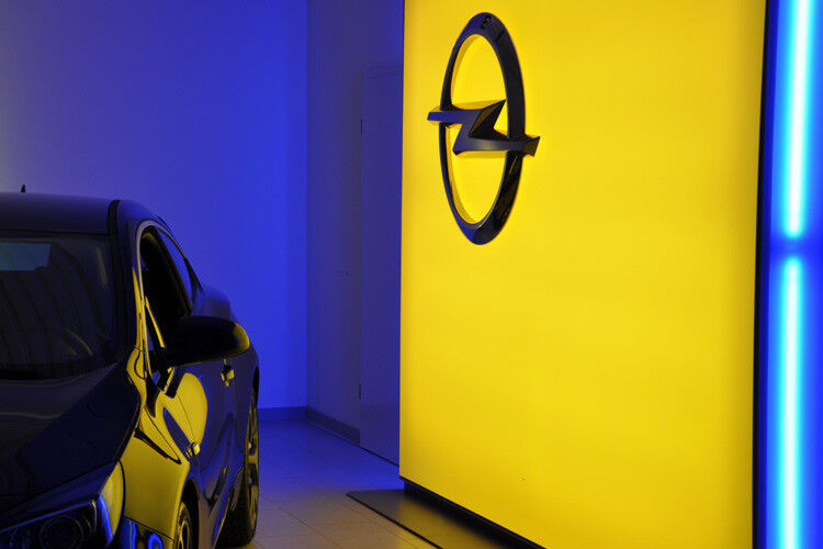 Design-Highlight im Erdgeschoss: die Opel-Markenwand. (Foto: Rehberg)