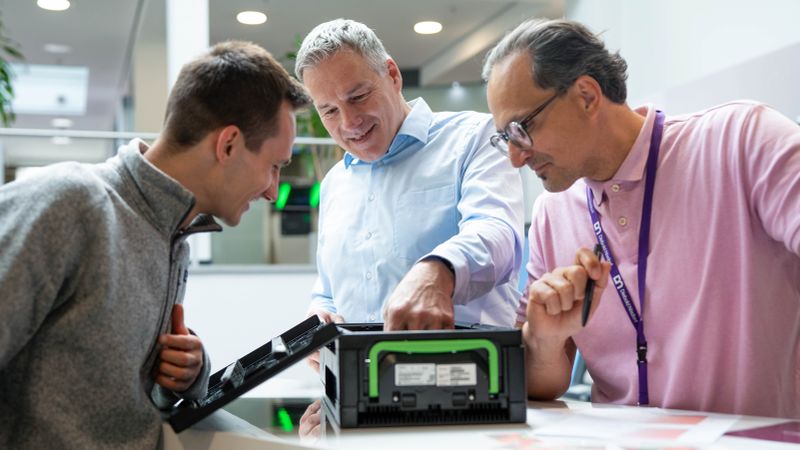 Transparenzgewinn am Beispiel Geldkassette: Diebold Nixdorf weiß nun, dass etwa 85 Prozent ihrer Umweltwirkungen auf zwei Bauteile zurückführen sind. Diese Er-kenntnisse fließen in die Weiterentwicklung des Produktes ein.(Bild:  Fraunhofer IEM)
