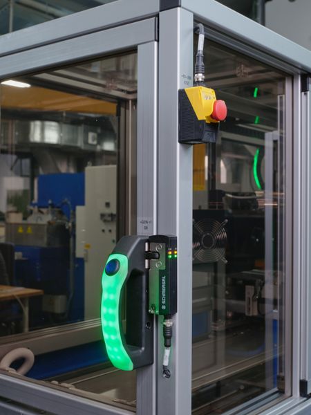 Der separate Not-Aus-Taster, ebenfalls aus der BDF 100-Serie von Schmersal, ist dort montiert, wo er im Notfall schnell erreichbar und im Blickfeld ist. (Bild: Tiepner GmbH)