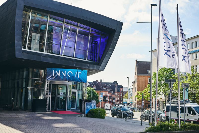 Die InnoIT der Dierck Group ist DIE IT-Trends- und Produkt-Messe des „echten Nordens“. In der Wunderino Arena in Kiel trafen sich Hersteller, Keynote-Speaker und über 340 Gäste. (Bild: Dierck Group/fabianfruehling.de)