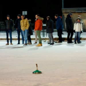 Für die Gäste von Broadcom ging es beim Eisstockschießen nach einem Probelauf ans Eingemachte.