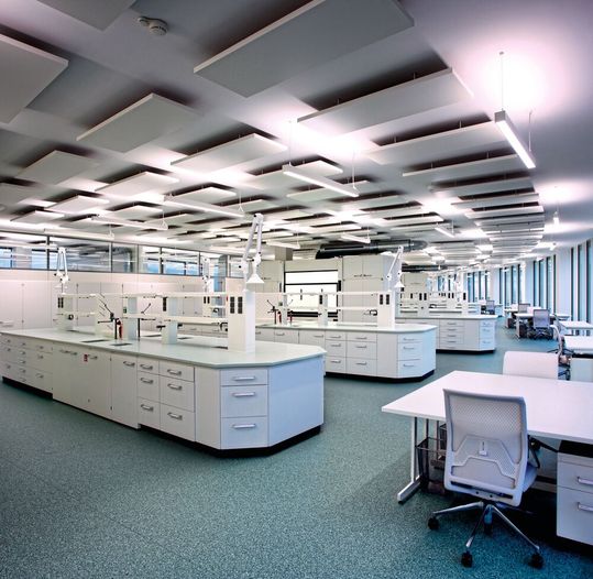 Labormöbel aus Stahl bieten diverse Vorteile für den Anwender.(Bild:  Köttermann)