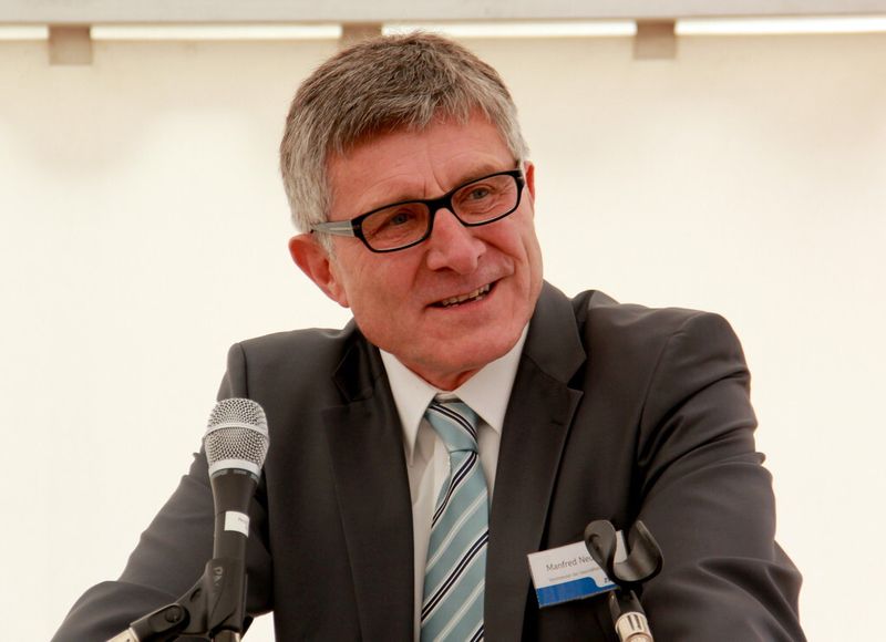 Manfred Neubert begrüßte die geladenen Gäste, darunter Lokalpolitiker, benachbarte Unternehmen und Renk als Engineeringpartner, zum Spatenstich in Schweinfurt. (Stefanie Michel)