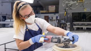 Beim Schleifen von Gfk-Hubdächern entsteht viel Staub, das Tragen einer Staubschutzmaske ist Pflicht. Die Brille bleibt dank Ventilator beschlagfrei. (Bild: Fotojournalist Helle Arensbak)