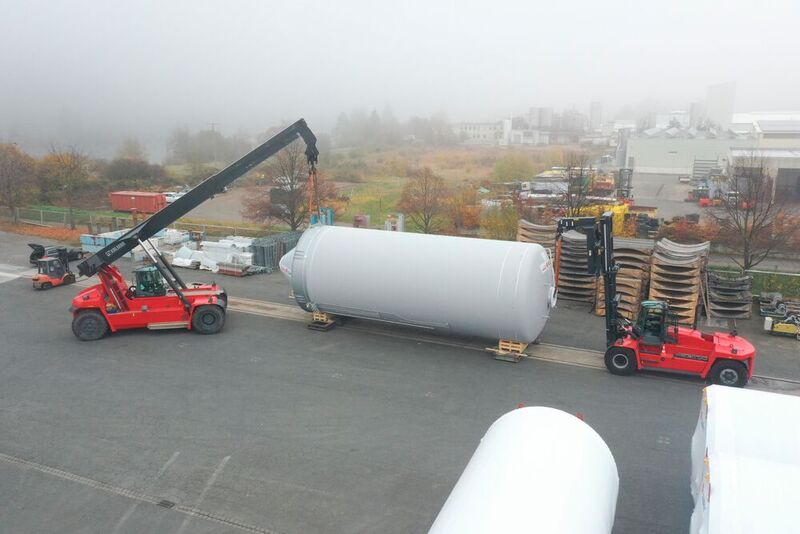 Wenn`s echt schwer wird, ist etwa der Reachstacker DRG 600 von Kalmar mit seiner Traglast von 60 Tonnen (1,5 Meter Lastpunktabstand) gefragt (links). Er handelt hier mit dem 33-Tonnen-Stapler DCG 330-12 einen 8-Tonnen-Edelstahltank für eine Großbrauerei.