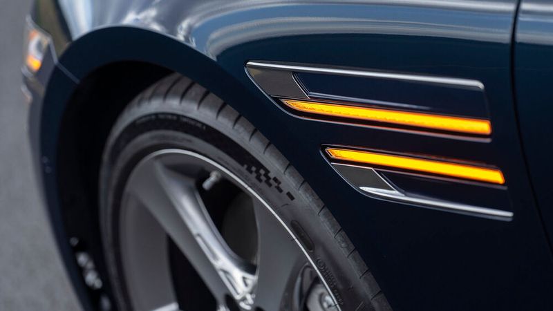 Zwei horizontale Leuchtelemente finden sich auch in den Flanken. (Bild: Genesis)