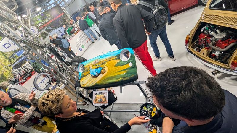 Kunst am historischen Automobil bot diese Malerin an. (Bild: Dominsky )