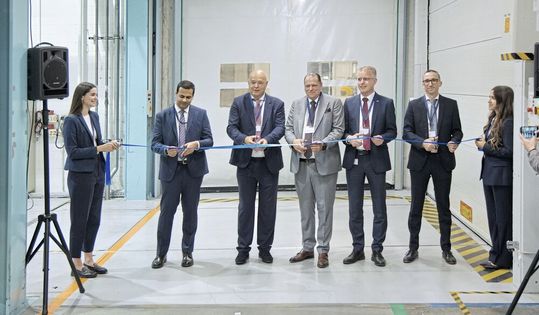 Feierliche Zeremonie während der offiziellen Einweihung der neuen Produktionshalle in Losone, v. l. n. r.: Umang Maradia (Managing Director, Agie Charmilles), Ivan Filisetti (CEO, United Machining), Stephan Nell (Executive Chairman, United Machining Solutions), Stefan Dahl (COO, United Machining), Juri Cugini (Head of Operations & Quality, United Machining).(Bild:  Matthias Böhm)