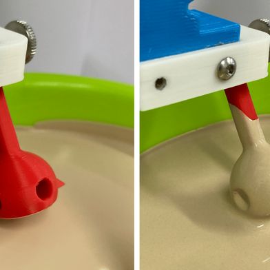 FLM-gefertigter Probekörper vor (links) und nach (rechts) der Beschichtung mit keramischem Schlicker. Das SKZ und FGK entwickeln das Nachbehandlungsverfahren im Projekt „CerAM-Coating“.

 (Bild: FGK | Dr. Alena Stein)