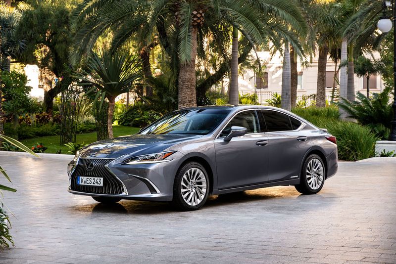 Auffällig ist vor allem die coupéhafte, abfallende Dachlinie. (Lexus)