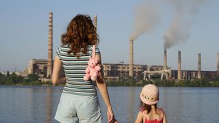 Eine aktuelle Studie hat untersucht, wie sich komplexe Chemikalienmischungen auf unsere Gesundheit auswirken. Für ihre Untersuchungen nutzten die Wissenschaftler Blutproben von Schwangeren. (Symbolbild) (Bild: Sergii Mostovyi - stock.adobe.com)