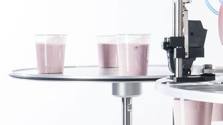 Die Maxima-Abfüllanlage kann pastöse Produke ebenso verarbeiten wie Flüssigkeiten.  (Bild: Mogema)