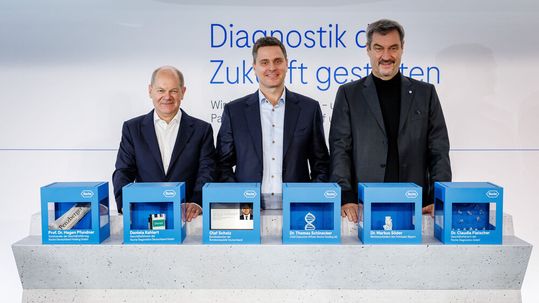 Grundsteinlegung: (v.l.n.r.) Olaf Scholz (Bundeskanzler), Dr. Thomas Schinecker (CEO der Roche-Gruppe), Dr. Markus Söder (Bayerischer Ministerpräsident)(Bild:  Daniel Karmann/ Roche)
