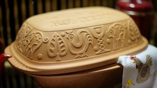 Seit den 70er-Jahren wurden mehr als 50 Millionen Römertöpfe verkauft. In dem ovalen Topf aus Ton mit Deckel können Fleisch und Gemüse im Backofen zusammen gegart werden. (Bild: Patrick Ranz - stock.adobe.com)