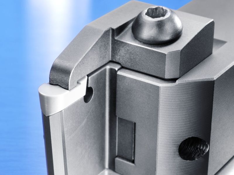 Dank seiner neuen Klemmtechnologie und der hohen Stabilität des Gesamtsystems wird die Stechplatte auch beim seitlichen Verfahren sicher im Plattensitz gehalten. Bild: Ceramtec (Archiv: Vogel Business Media)