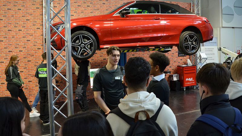 Wie bereits im vergangenen Jahr präsentiert das bayerische Kraftfahrzeuggewerbe seine Ausbildungsberufe auf der Internationalen Handwerksmesse (IHM) in München. Vom 28. Februar bis zum 3. März informieren Kfz-Auszubildende über die Autoberufe. (Bild:  Kfz-Gewerbe Bayern)