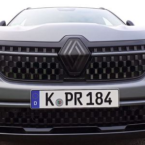 Unser Austral bot unter anderem einen Sicherheitsabstandswarner (zeitlich und farblich angezeigter Abstand zum Vordermann), einen Tempomaten mit Abstandsradar (ACC) und einen Spurwarner-/Halteassitenten. Letzterer überzeugt mit guter Spurführung und angenehmem Warnverhalten bzw. Lenkeingriff. Das ACC arbeitet präzise und „vollautonom“: Nach einem Stillstand fährt der Austral selbstständig wieder an.(Bild:  Dominsky – VCG)