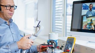 Eine Visual Support App bringt bei Bedarf den Servicetechniker virtuell auf die Anlagen der Kunden. Selbst Werksabnahmen finden inzwischen videounterstützt aus der Ferne statt. (Endress+Hauser)