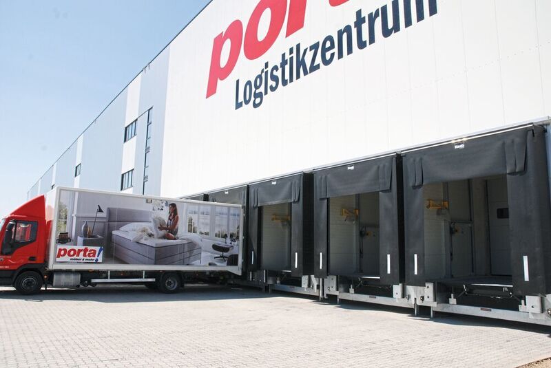 Porta Möbel setzt auch beim neuen Logistikzentrum auf Torabdichtungen mit Seitenteilen aus Spezialschaumkern von Koch-Lagertechnik. (Koch-Lagertechnik)