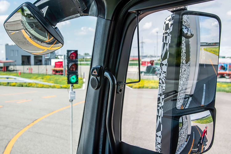 Leuchtende LED und Warnton signalisieren: Achtung vor dem Rechtsabbiegen. Radfahrer ohne Handzeichen fährt wahrscheinlich geradeaus.  (Daimler)