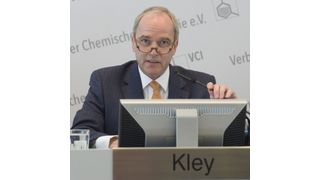 Der scheidende VCI-Präsident Karl-Ludwig Kley stellt den VCI-Bericht der Studie von Oxford Economics „Die Wettbewerbsfähigkeit des Chemiestandorts Deutschland im internationalen Vergleich: Rückblick und Zukunftsperspektiven“ vor. (Bild: VCI)
