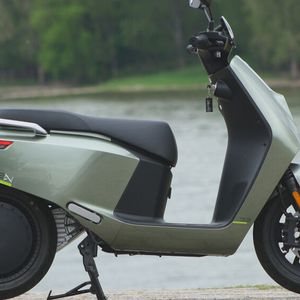 Elegant in die Seitenverkleidung sind die bei Bedarf herausklappbaren Fußrasten für den Fahrgast eingelassen.(Bild:  sp-x/Mario Hommen)