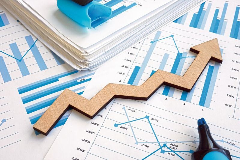Die Auftragseingänge in der Elektroindustrie steigen - für 2021 rechnet der ZVEI mit einem Produktionswachstum von rund fünf Prozent.  (©Vitalii Vodolazskyi - stock.adobe.com)