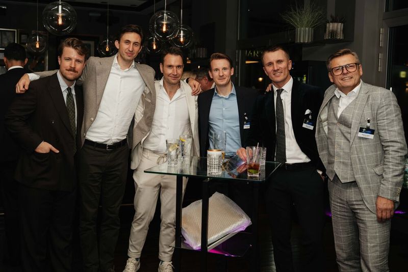(V. l.) Nicolas Ziegler, Jonah Rosenboom und Philipp Schwade von Snowflake, Christian Mertens von adesso sowie Szymon Sosna und Waldemar Kalisch von INFOMOTION. (Bild:  Manuel Emme Fotografie)