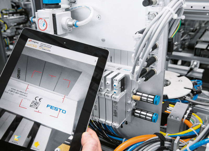 Für die Instandhalter in der Technologiefabrik ist das Tablet das vornehmliche Arbeitsgerät: Eine App unterstützt die Experten bei der Wartung und Störungsbehebung unmittelbar vor Ort an den Maschinen. (Bild: Festo)