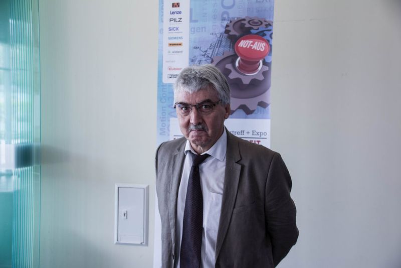 Bernard Mysliwiec erklärte in seinem kurzen Statement vor der Kamera den Status Quo  Safety & Security. (K.Juschkat/konstruktionspraxis)