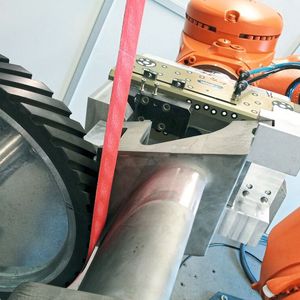 Die SHL AG hat mit Partnern im Rahmen des Projekts Turbo-Eras eine Roboterzelle zum automatisierten Schleifen von Turbinenschaufeln entwickelt.