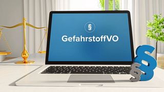 Im Gefahrstoffrecht gibt es immer wieder Anpassungen. Anwender sollten sich daher regelmäßig zur aktuellen Gefahrstoffverordnung weiterbilden (Symbolbild). (Bild: © MQ-Illustrations – stock.adobe.com)
