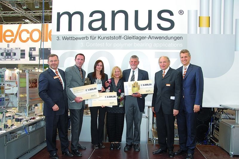 Bild 4: Alle Gewinner: Preisverleihung am igus-Stand auf der Hannover Messe. (Archiv: Vogel Business Media)