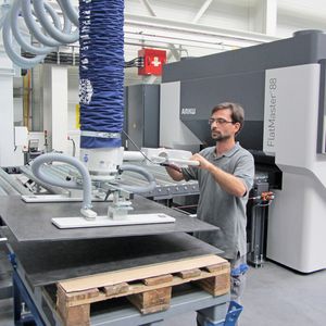 Mit dem Vakuum-Schlauchheber Jumboergo 110 von Schmalz vereinfacht der Präzisionsmaschinenhersteller Arku Maschinenbau GmbH die Bestückung seiner Richtmaschinen.