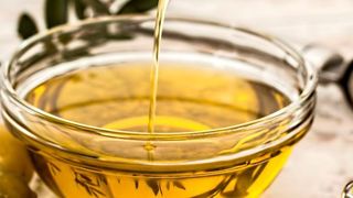 Pflanzenöle sind eine wichtige Quelle für Omega-3-Fettsäuren. (gemeinfrei)