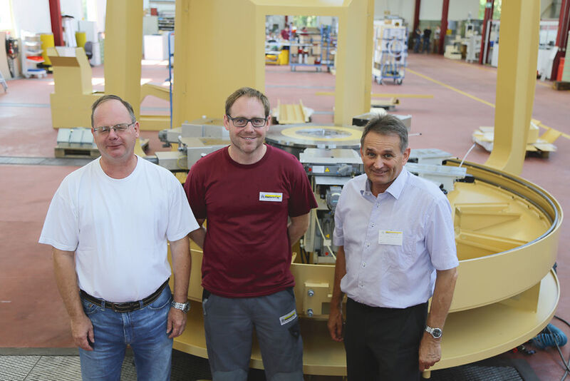 Martin Schreier, Michael Hänggi und Bruno Künzler vor einer im Aufbau befindlichen Imoberdorf-Rundtaktmaschine, für die demnächst ebenfalls die Zerspanprozesse entwickelt werden müssen. (Matthias Böhm)