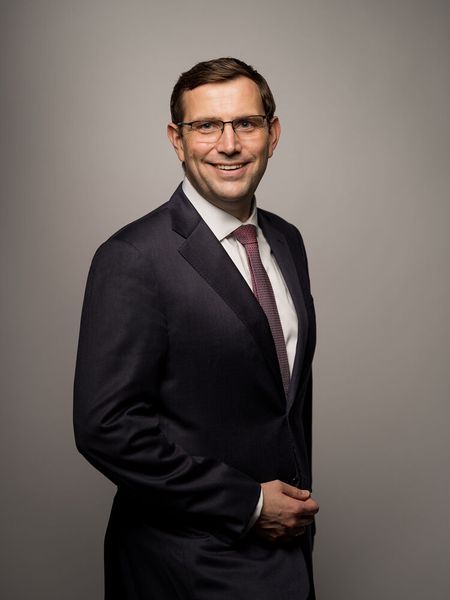 Mit Wirkung zum 1. Oktober wird Martin Fischer Finanzvorstand (CFO) der Fresenius Medical Care. Er folgt auf Helen Giza. Fischer wird seine Aufgaben aus Bad Homburg heraus wahrnehmen und die Verantwortung für die weltweite Finanzorganisation von Fresenius Medical Care übernehmen. Mit Wirksamwerden des vorgeschlagenen Formwechsels des Unternehmens von einer KGaA in eine Aktiengesellschaft wird er auch Mitglied des Vorstands der Fresenius Medical Care AG werden. (Bild: Fresenius)