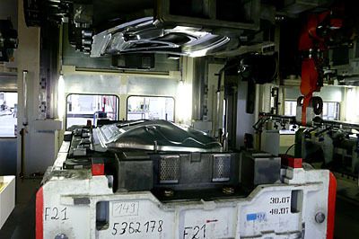 Sechs mal hintereinander werden die Platinen in solch gewaltigen Werkzeugen in Form gebracht, bis am Ende der Pressenlinie ein einbaufertiges Seitenteil eines Automobils herauskommt. (Archiv: Vogel Business Media)