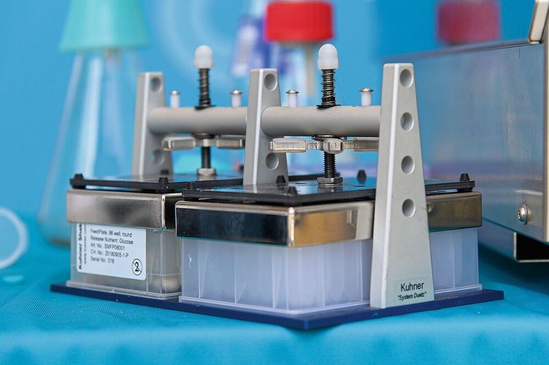 Auch spezielleres Laborequipment ist zu finden, etwa dieses System für Mikrotiterplatten, welches per Sandwich-Abdeckung und Klemmsystem u.a. die Verdunstung minimieren soll.   Mehr Infos zu den kommenden LAB-SUPPLY-Messen finden Sie auf www.lab-supply.info (Bild: Stefan Stark)