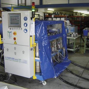 Die Nodopur VS AR wird bei Tartler als Infusionsanlage für Epoxydharze eingesetzt. Mit der Schutzabdeckung ist sie vor Staub beziehungsweise Schleifstaub geschützt.