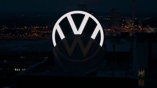 Volkswagen hat vor kurzem das neue Markenlogo präsentiert. Die Veränderungen, die mit der Neuausrichtung und dem neuen Modell ID 3 einhergehen, betreffen auch die Geschäftspartner. (Volkswagen/Screenshot)
