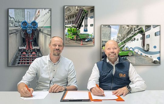Jan Krott (li.) und Michael Blass (re.) bei der Vertragsunterzeichnung zur Übernahme der Krott Electronic GmbH durch Igus. Durch die Bündelung der Kompetenzen soll das Angebot an individuellen Systemlösungen weiter ausgebaut werden.(Bild:  Igus SE & Co. KG)